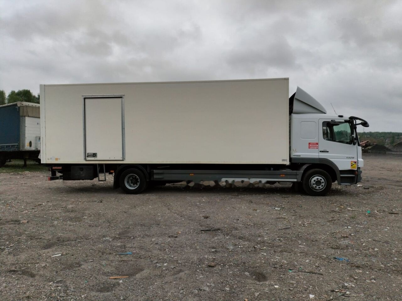 Mercedes-Benz ATEGO 1329 - Camion izoterma: Foto 3 Mercedes-Benz ATEGO 1329 - Camion izoterma: Foto 3