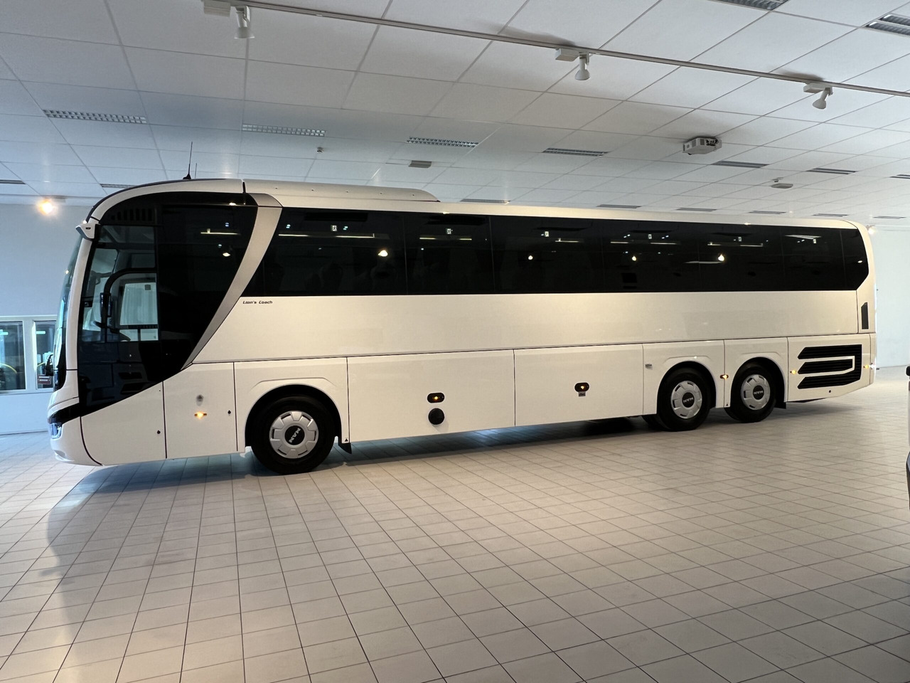 MAN Lions Coach R08 Euro 6E (Dark Edition) - Autocar: Foto 4 MAN Lions Coach R08 Euro 6E (Dark Edition) - Autocar: Foto 4