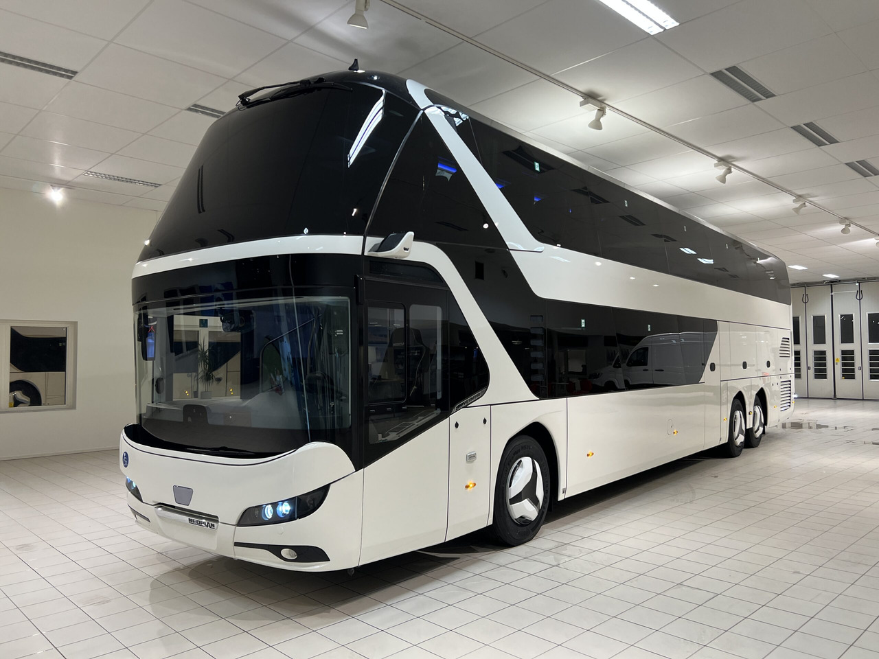 NEOPLAN SKYLINER P06 Euro 6E V.I.P / Exclusive Class (Dark Edition) - Autocar: Foto 2 NEOPLAN SKYLINER P06 Euro 6E V.I.P / Exclusive Class (Dark Edition) - Autocar: Foto 2