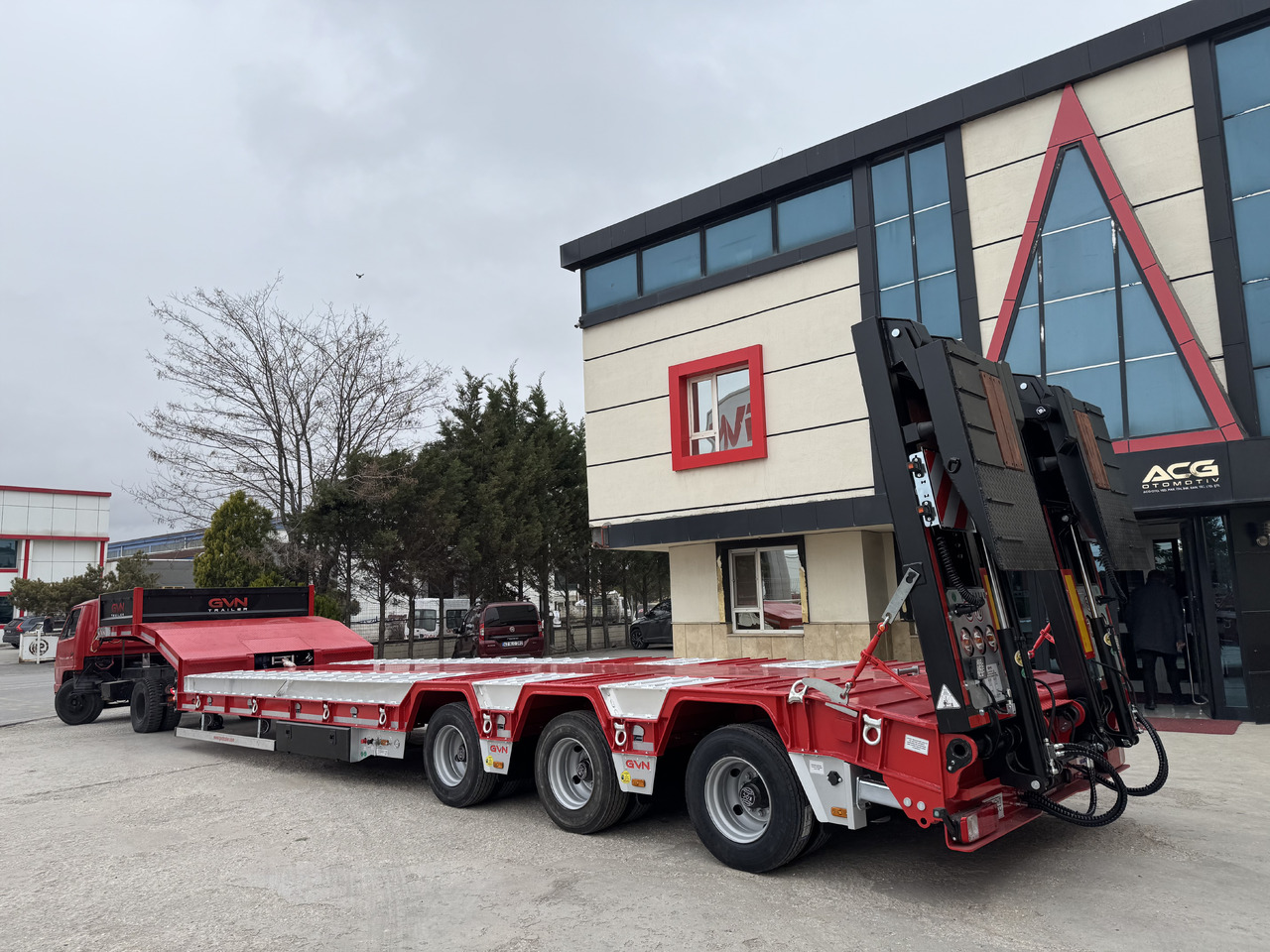 GVN Trailer 3 AXLE LOWBED WITH WHEEL RECESSES - Semiremorcă transport agabaritic: Foto 1 GVN Trailer 3 AXLE LOWBED WITH WHEEL RECESSES - Semiremorcă transport agabaritic: Foto 1
