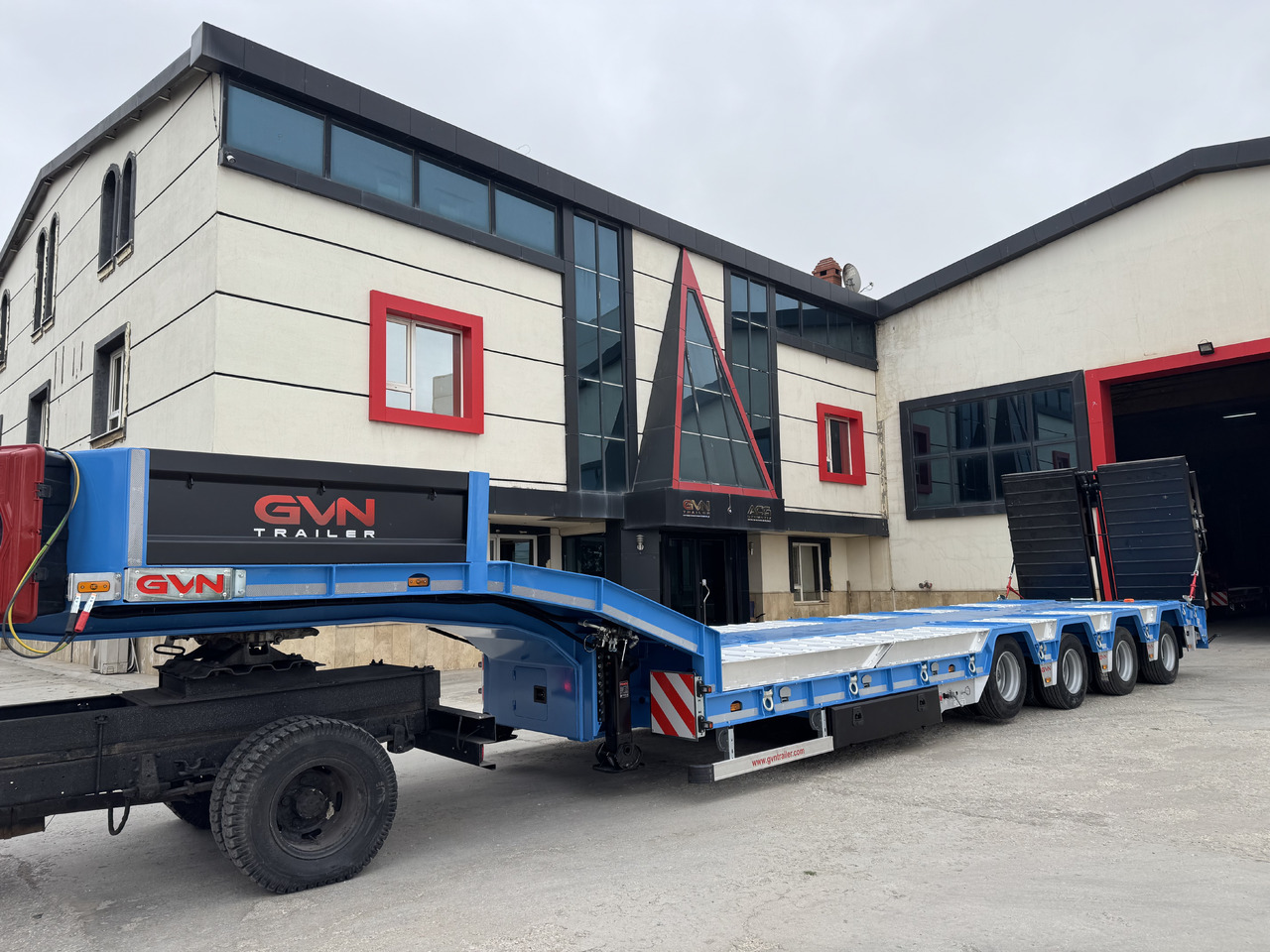 GVN Trailer 4 AXLE LOWBED WITH WHEEL RECESSES - Semiremorcă transport agabaritic: Foto 2 GVN Trailer 4 AXLE LOWBED WITH WHEEL RECESSES - Semiremorcă transport agabaritic: Foto 2