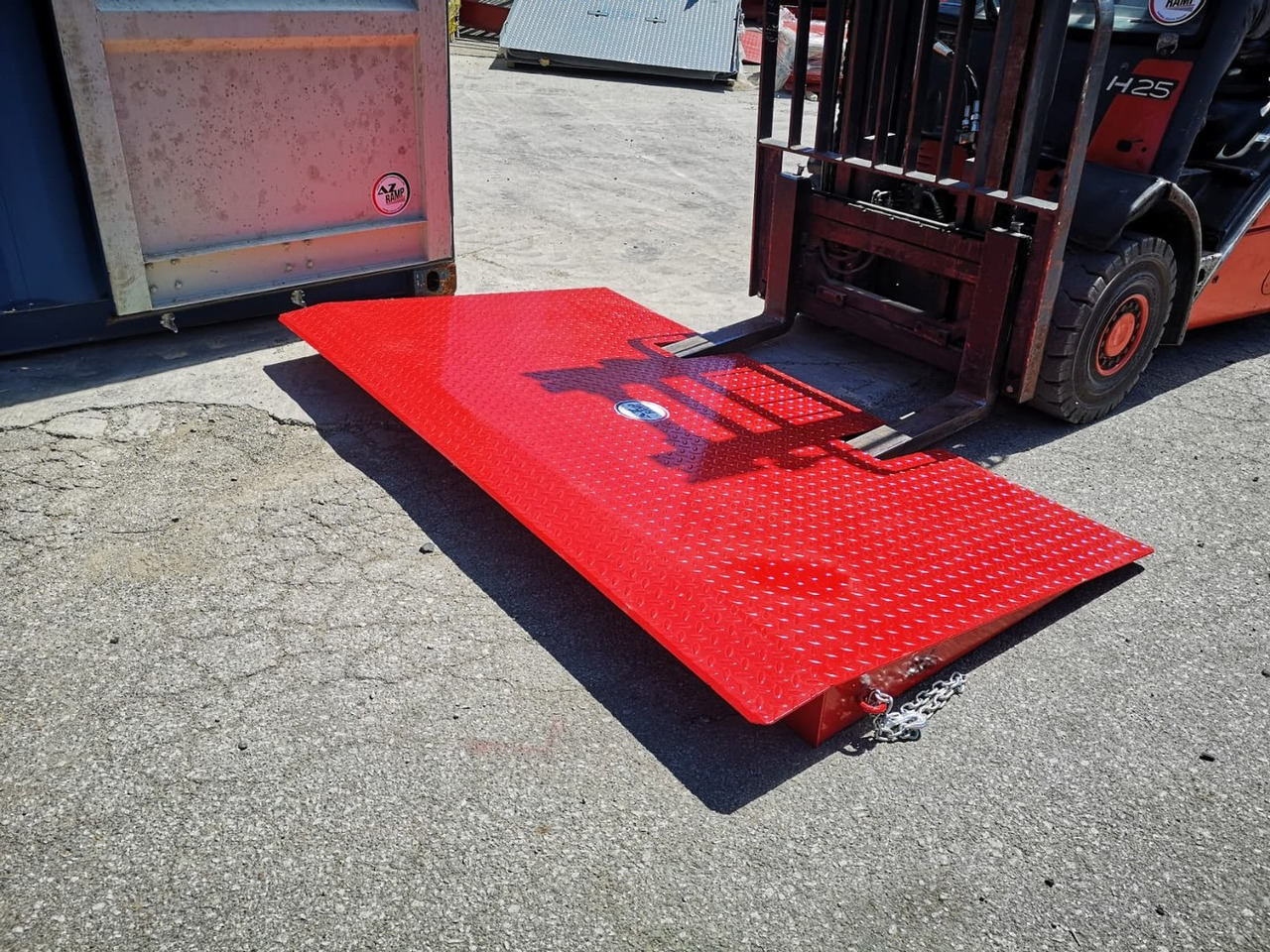 Compact Container access ramp . AZ RAMP - HCRN-06. 6 000 Kg - Rampă de încărcare: Foto 3 Compact Container access ramp . AZ RAMP - HCRN-06. 6 000 Kg - Rampă de încărcare: Foto 3