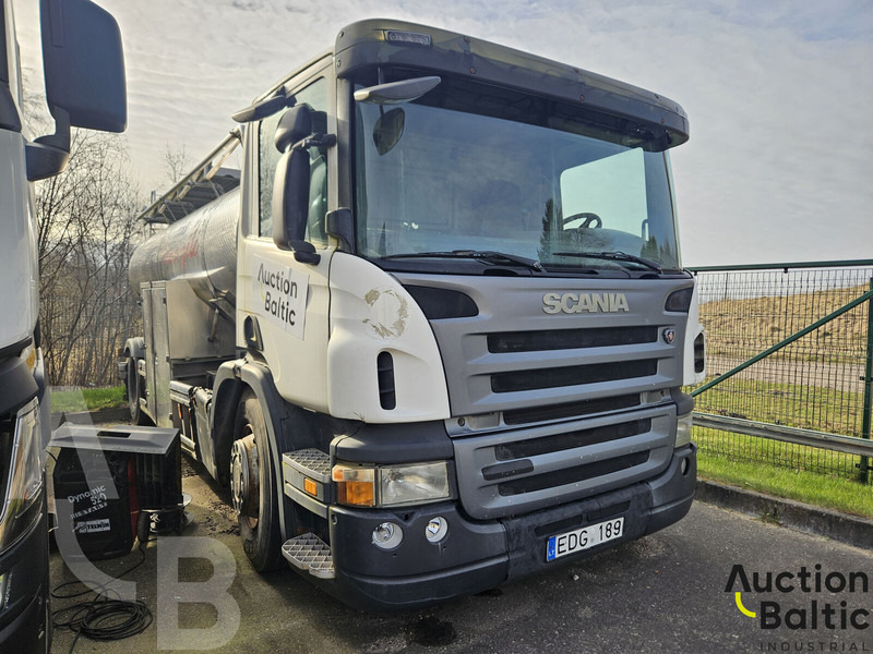 Scania P 230 - Camion cisternă: Foto 2 Scania P 230 - Camion cisternă: Foto 2