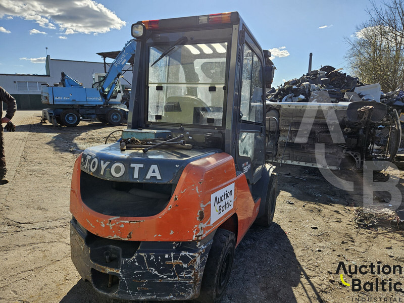 Toyota E 811 - Stivuitor diesel: Foto 3 Toyota E 811 - Stivuitor diesel: Foto 3