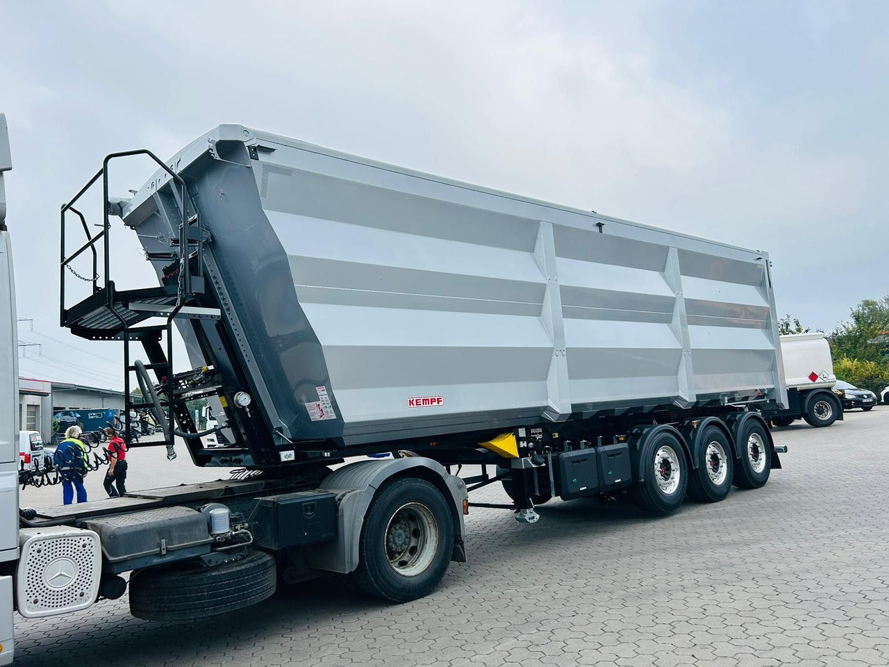 Kempf SKM 36/3 SHL-Light 3-Achs Stahl Kipper 51m³ - Semiremorcă basculantă: Foto 1 Kempf SKM 36/3 SHL-Light 3-Achs Stahl Kipper 51m³ - Semiremorcă basculantă: Foto 1