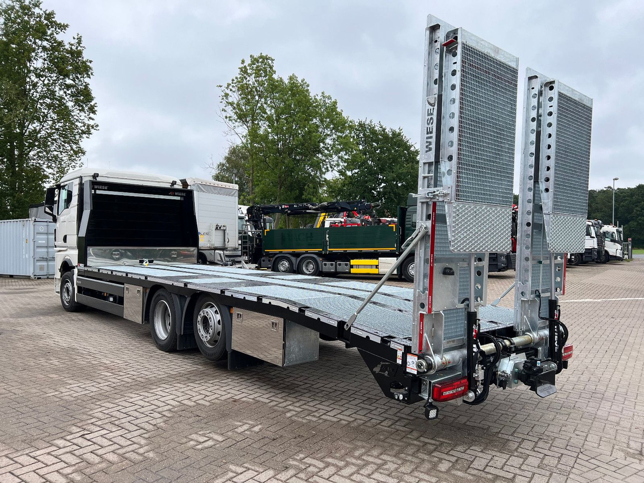 MAN Baumaschinen-  Arbeitsbühnentransporter Rampen - Maşină de tractare: Foto 1 MAN Baumaschinen-  Arbeitsbühnentransporter Rampen - Maşină de tractare: Foto 1