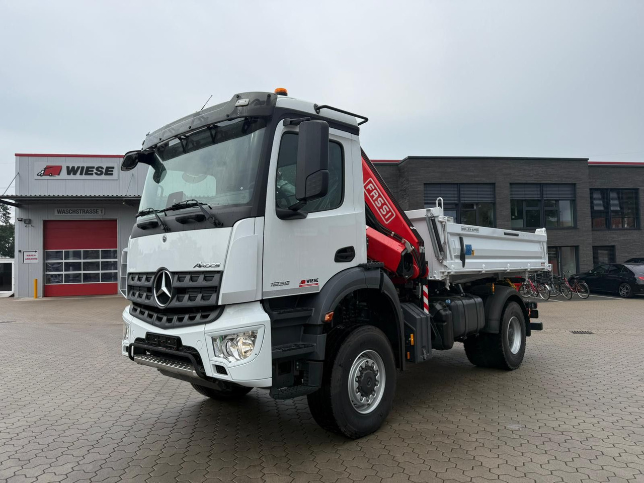 Mercedes-Benz Arocs 1835 4x4 Allrad Fassi F135 Kran Kipper - Camion basculantă, Camion cu macara: Foto 1 Mercedes-Benz Arocs 1835 4x4 Allrad Fassi F135 Kran Kipper - Camion basculantă, Camion cu macara: Foto 1
