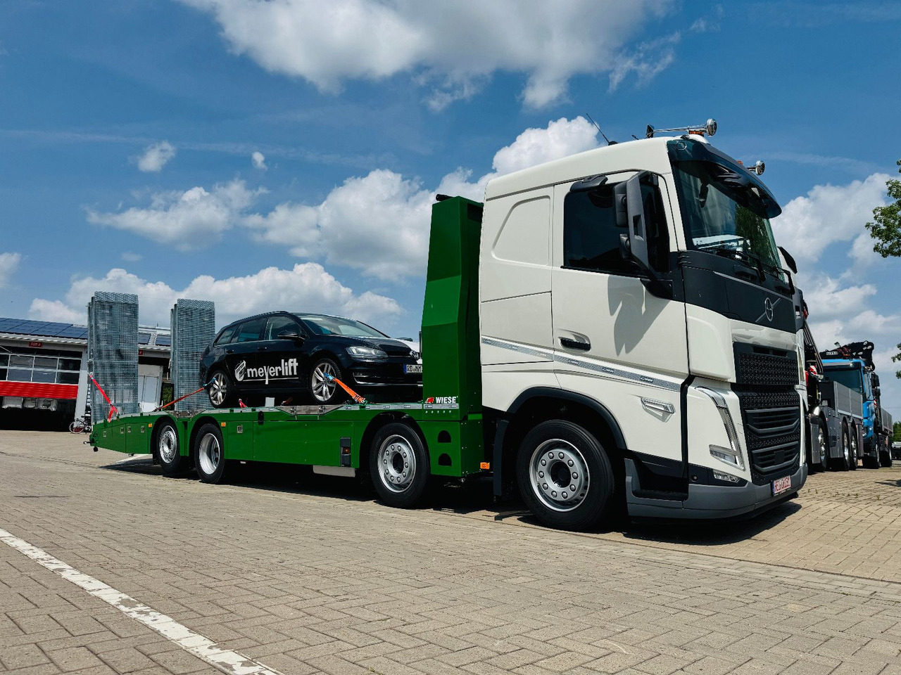 Volvo Arbeitsbühnen Baumaschinentransporter mit Rampen - Camion transport auto: Foto 1 Volvo Arbeitsbühnen Baumaschinentransporter mit Rampen - Camion transport auto: Foto 1