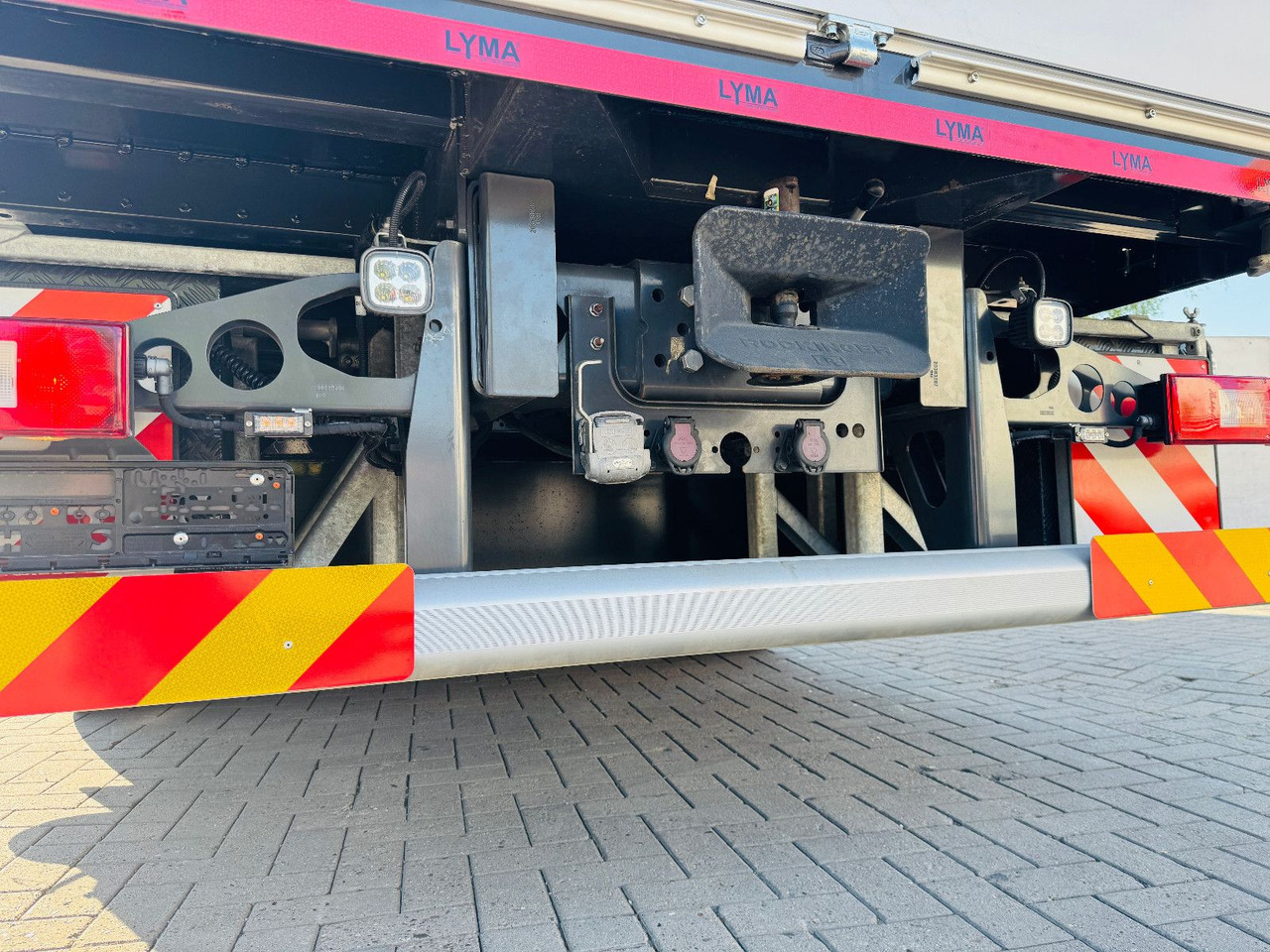 Camion cu macara Volvo FH 500 8x2 mit F710RA.2.27 L426 und V20 Winde: Foto 6