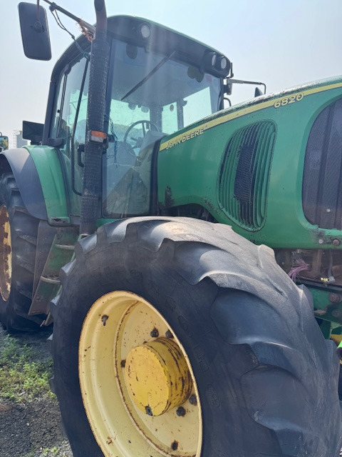 JOHN DEERE 6820 - Tractor agricol: Foto 1 JOHN DEERE 6820 - Tractor agricol: Foto 1
