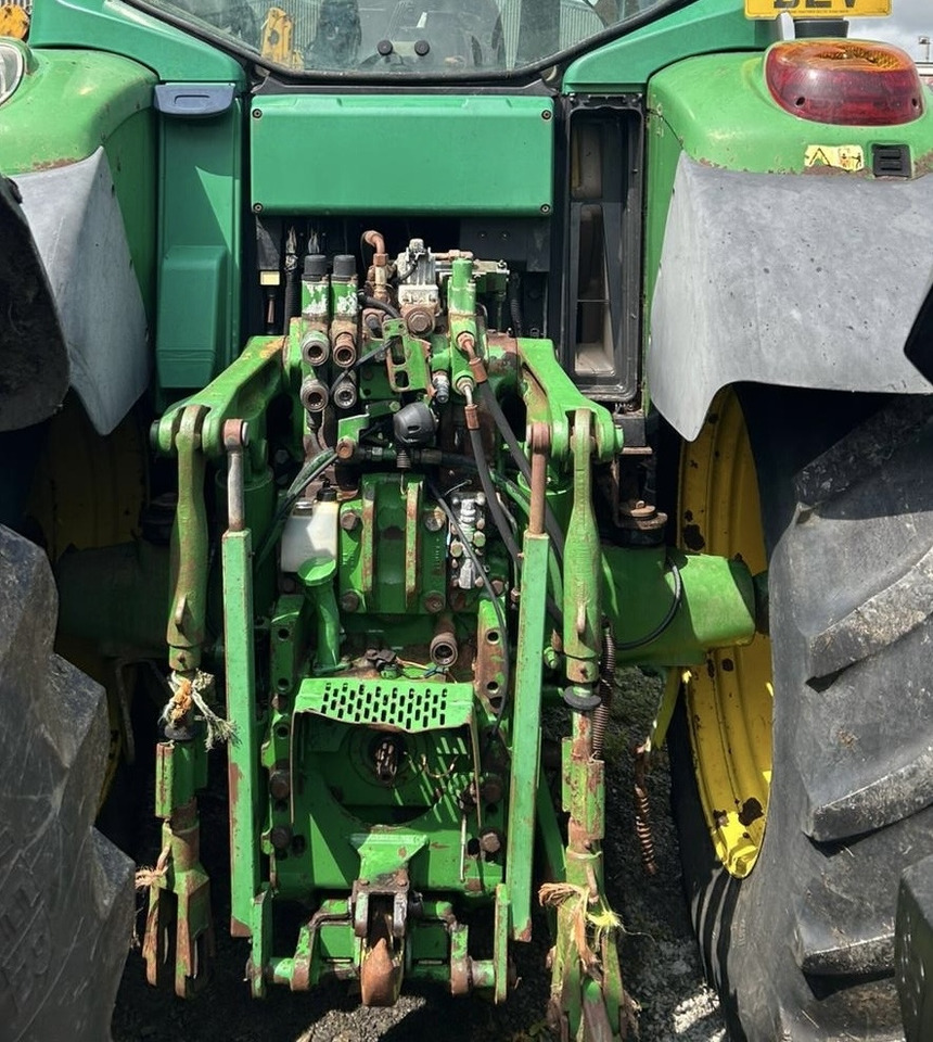 JOHN DEERE 6820 - Tractor agricol: Foto 2 JOHN DEERE 6820 - Tractor agricol: Foto 2