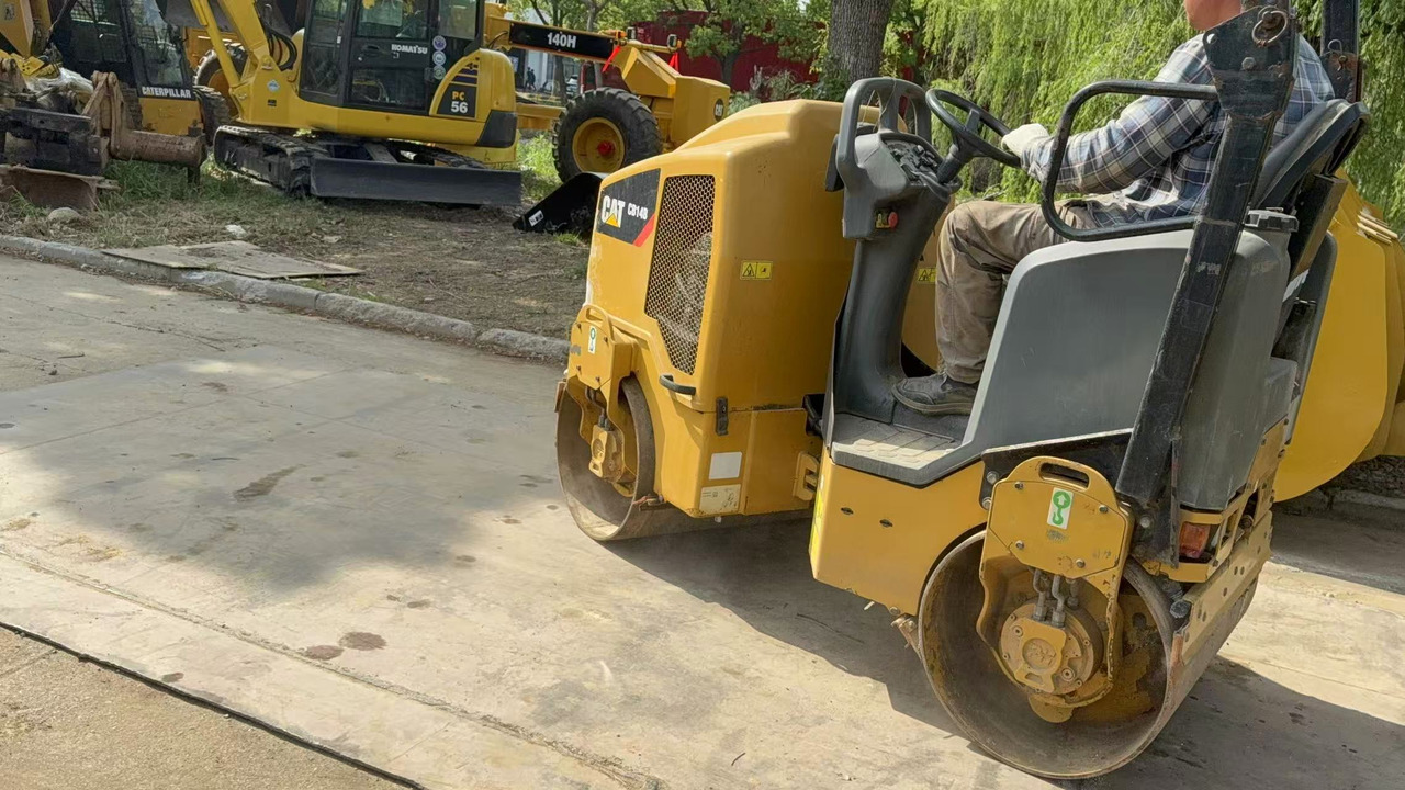 CATERPILLAR CB14B - Cilindru compactor: Foto 3 CATERPILLAR CB14B - Cilindru compactor: Foto 3