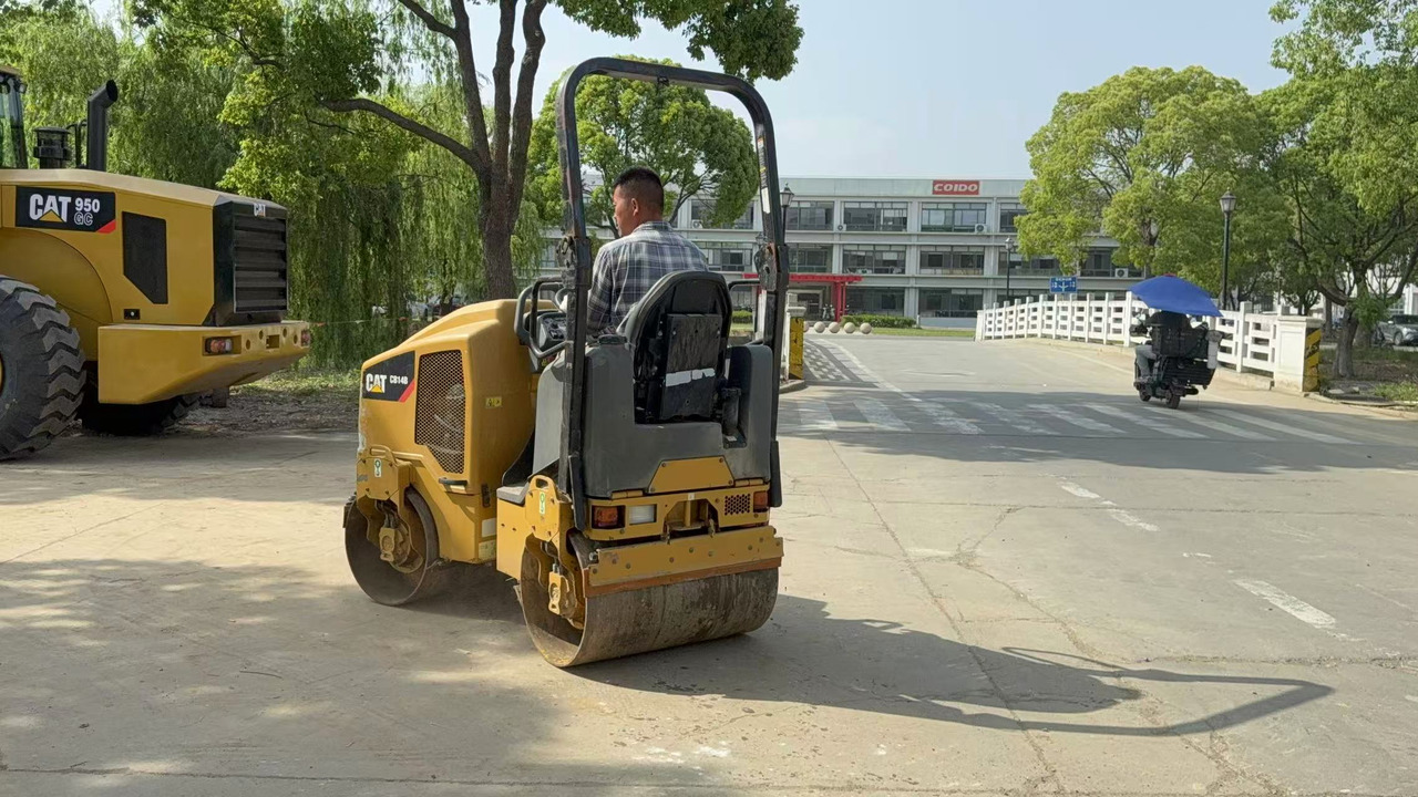 CATERPILLAR CB14B - Cilindru compactor: Foto 1 CATERPILLAR CB14B - Cilindru compactor: Foto 1