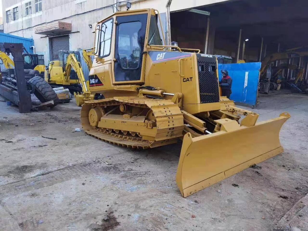 CATERPILLAR D4G - Buldozer: Foto 2 CATERPILLAR D4G - Buldozer: Foto 2