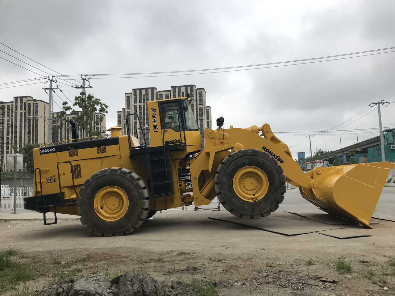 KOMATSU WA600-3 - Încărcător frontal pe pneuri: Foto 3 KOMATSU WA600-3 - Încărcător frontal pe pneuri: Foto 3