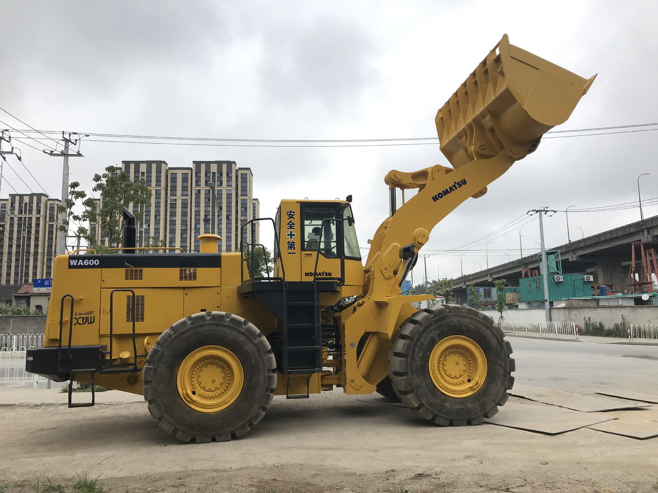KOMATSU WA600-3 - Încărcător frontal pe pneuri: Foto 1 KOMATSU WA600-3 - Încărcător frontal pe pneuri: Foto 1