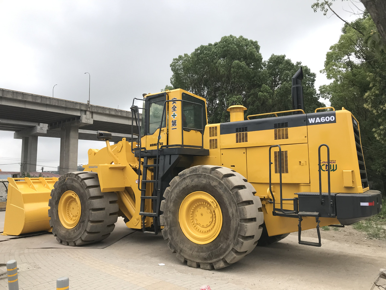 KOMATSU WA600-3 - Încărcător frontal pe pneuri: Foto 4 KOMATSU WA600-3 - Încărcător frontal pe pneuri: Foto 4