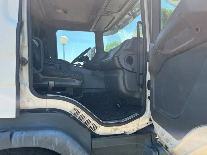 Scania P94-300 94 MANUAL GEARBOX AIRCO RETARDER 10-2004 - Cap tractor: Foto 5 Scania P94-300 94 MANUAL GEARBOX AIRCO RETARDER 10-2004 - Cap tractor: Foto 5