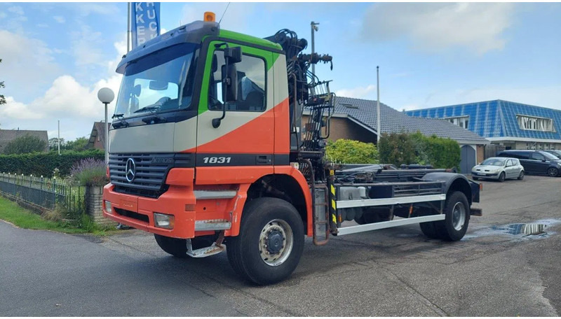 Mercedes-Benz Actros 1831 1931 4X4 Crane Container system - Camion cu macara: Foto 1 Mercedes-Benz Actros 1831 1931 4X4 Crane Container system - Camion cu macara: Foto 1
