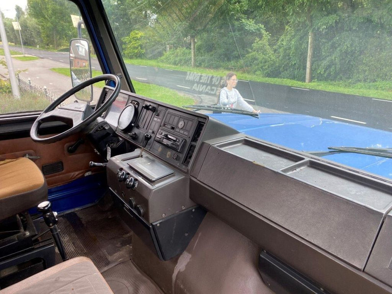 Interior photo 1: Camion şasiu Scania T82 T 82 4x2 CHASSIS FULL STEEL SUSPENSION Interior photo 1: Camion şasiu Scania T82 T 82 4x2 CHASSIS FULL STEEL SUSPENSION