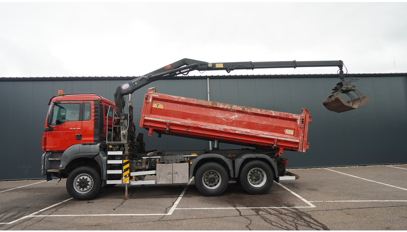 MAN TGS 28.400 6X6 2 SIDE TIPPER WITH HMF 1643 CRANE 376.400KM - Camion cu macara: Foto 1 MAN TGS 28.400 6X6 2 SIDE TIPPER WITH HMF 1643 CRANE 376.400KM - Camion cu macara: Foto 1