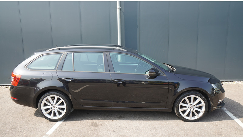 Škoda Octavia COMBI 1.6TDI DSG 85KW GREENTECH AMBITION BUSINESS - Microbuz, Transport persoane: Foto 2 Škoda Octavia COMBI 1.6TDI DSG 85KW GREENTECH AMBITION BUSINESS - Microbuz, Transport persoane: Foto 2