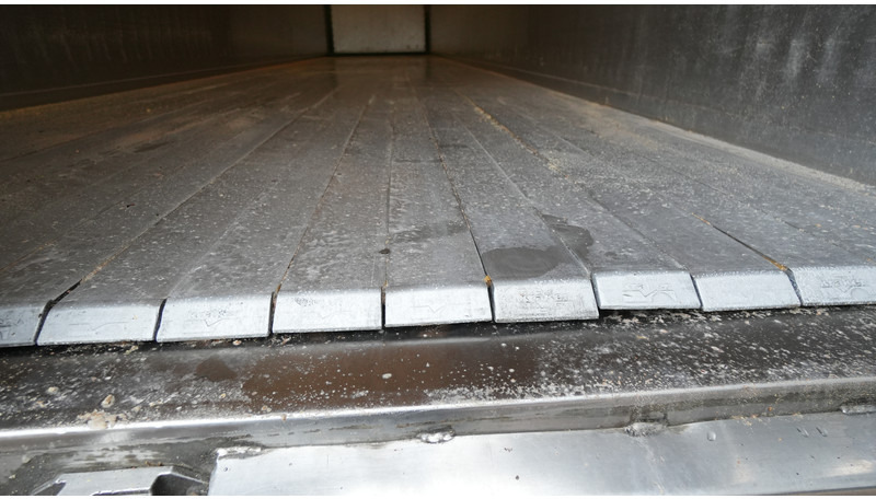 Kraker 3 AXLE WALKING FLOOR TRAILER - Semiremorcă cu podea culisantă: Foto 5 Kraker 3 AXLE WALKING FLOOR TRAILER - Semiremorcă cu podea culisantă: Foto 5