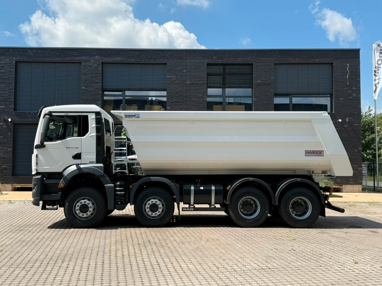 MAN TGS 41.520 BB 8X4 Euromix MuldenKipper Retarder - Camion basculantă: Foto 5 MAN TGS 41.520 BB 8X4 Euromix MuldenKipper Retarder - Camion basculantă: Foto 5