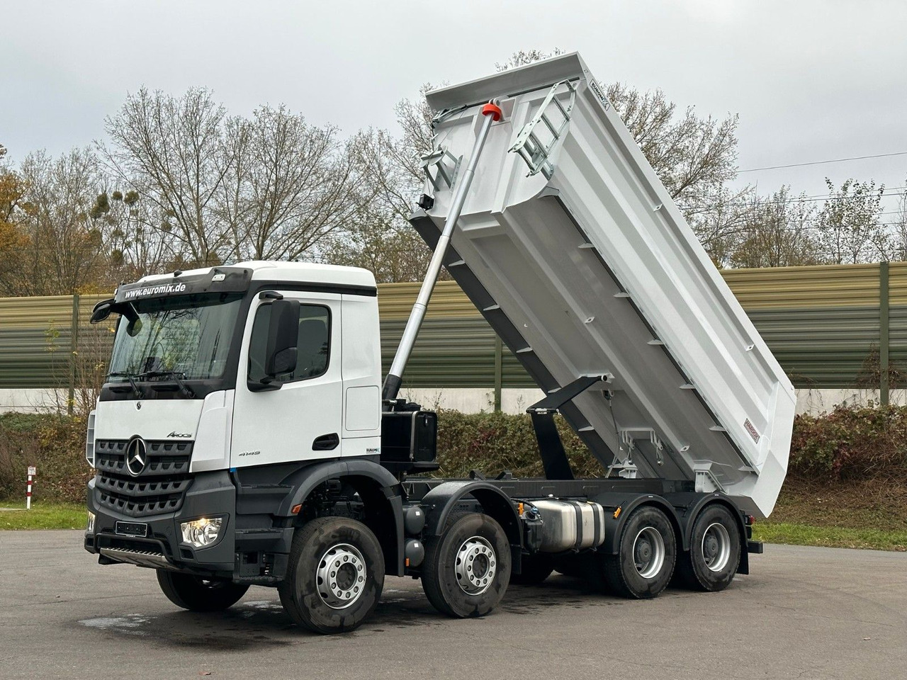Mercedes-Benz AROCS 5 4145 8X4 E6e EuromixMTP 18m³ Kipper - Camion basculantă: Foto 1 Mercedes-Benz AROCS 5 4145 8X4 E6e EuromixMTP 18m³ Kipper - Camion basculantă: Foto 1