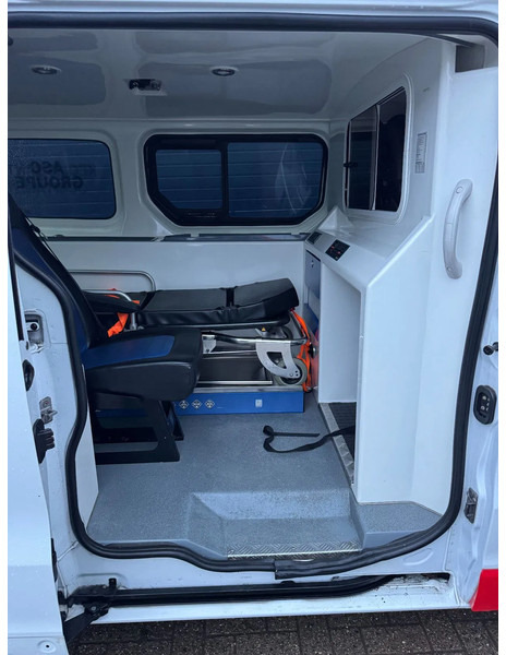 Opel Vivaro **AMBULANCE-RETTUNGSWAGEN** - Ambulanță: Foto 5 Opel Vivaro **AMBULANCE-RETTUNGSWAGEN** - Ambulanță: Foto 5