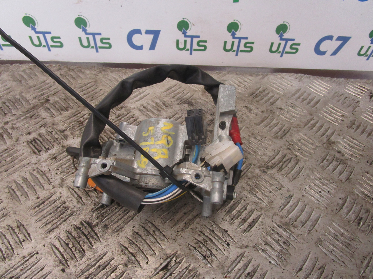 ISUZU NQR IGNITION LOCK AND KEYS - Cabină și interior pentru Camion: Foto 1 ISUZU NQR IGNITION LOCK AND KEYS - Cabină și interior pentru Camion: Foto 1