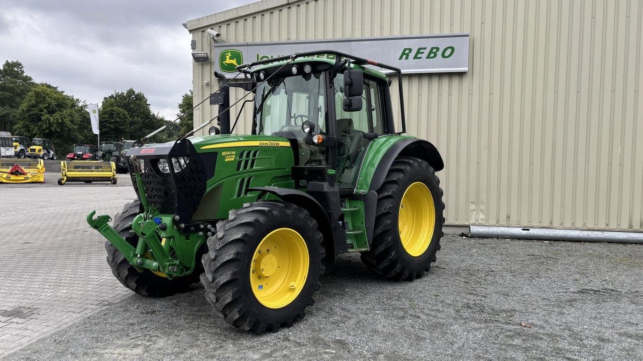 John Deere 6120M 4298L - Tractor comunal: Foto 1 John Deere 6120M 4298L - Tractor comunal: Foto 1