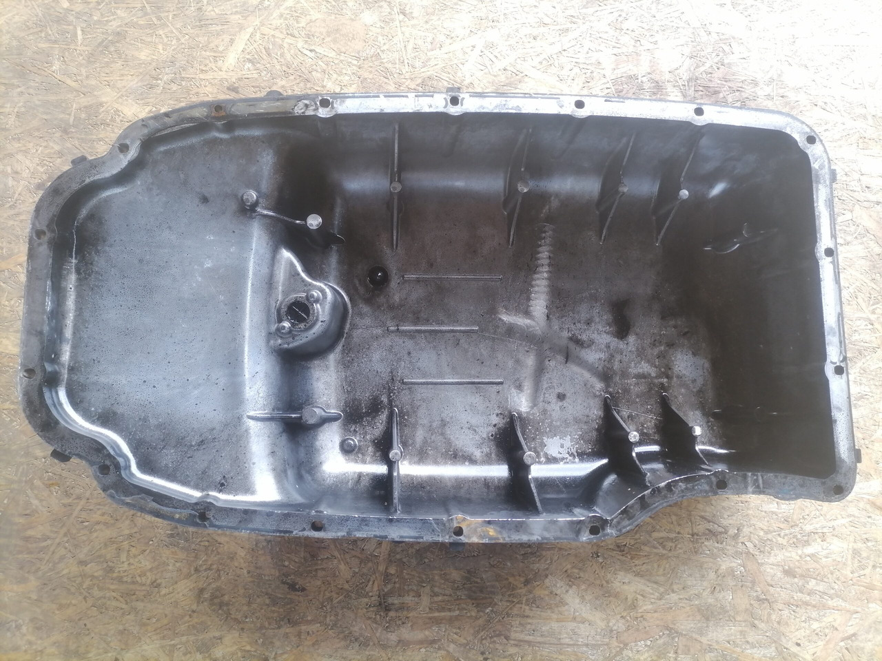 Scania Oil sump 2023780 - Baie de ulei pentru Camion: Foto 5 Scania Oil sump 2023780 - Baie de ulei pentru Camion: Foto 5