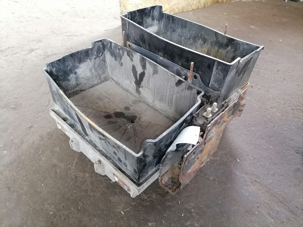 Volvo Battery box 22003951 - Acumulator pentru Camion: Foto 2 Volvo Battery box 22003951 - Acumulator pentru Camion: Foto 2