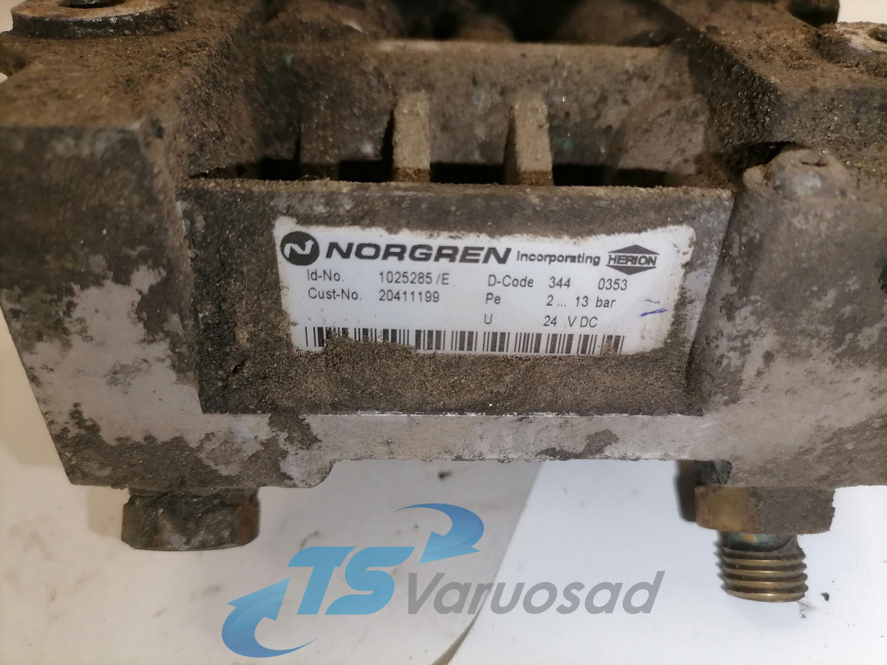 Volvo Engine control switch 2041199 - Sistem de evacuare pentru Camion: Foto 2 Volvo Engine control switch 2041199 - Sistem de evacuare pentru Camion: Foto 2
