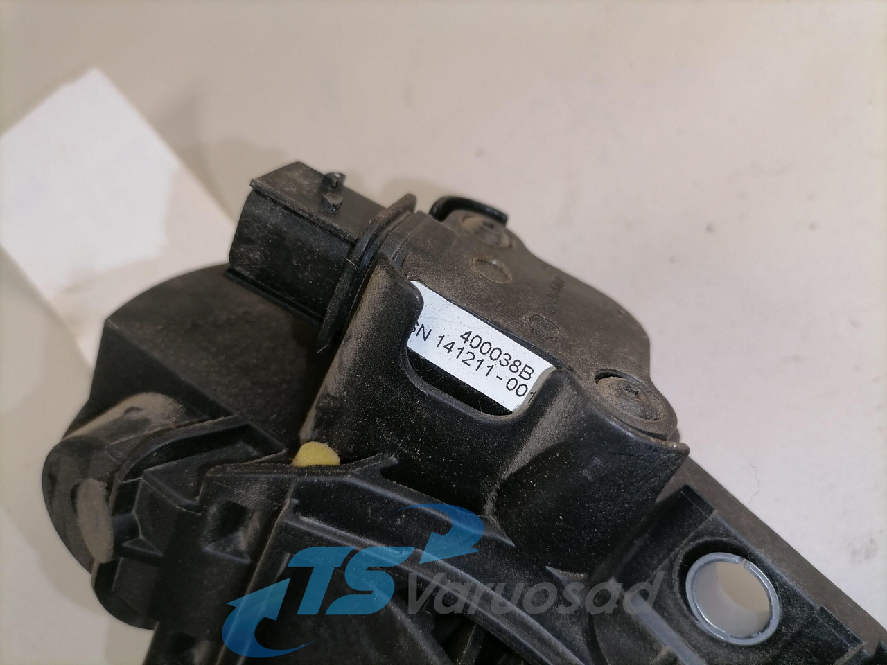Volvo Gaasipedaal reostaadiga 84541221 - Sistem de alimentare combustibil pentru Camion: Foto 4 Volvo Gaasipedaal reostaadiga 84541221 - Sistem de alimentare combustibil pentru Camion: Foto 4