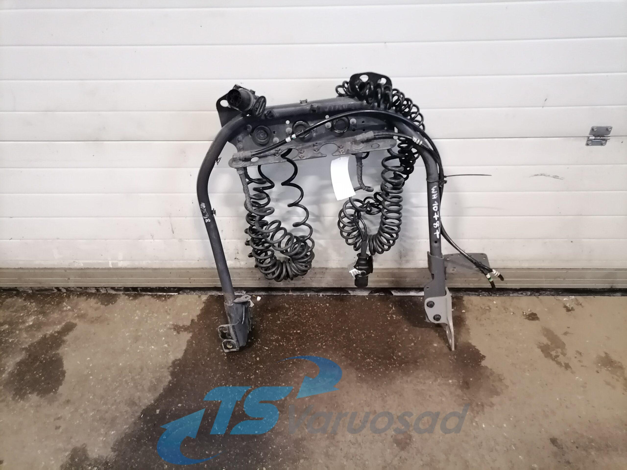Volvo Kabiini tagune haagise pistikute kinnitusraam 21790555 - Cadru/ Şasiu pentru Camion: Foto 1 Volvo Kabiini tagune haagise pistikute kinnitusraam 21790555 - Cadru/ Şasiu pentru Camion: Foto 1