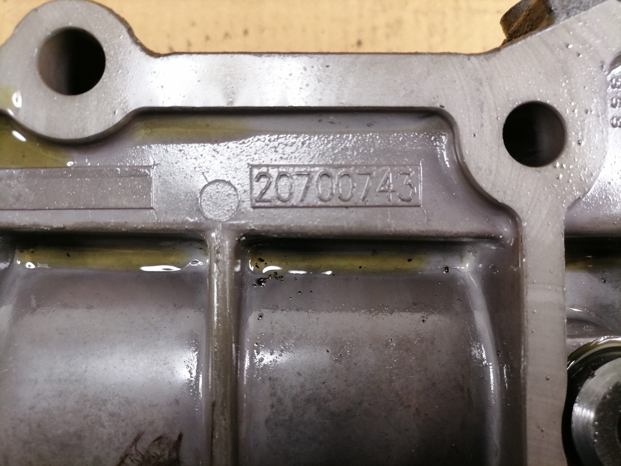 Volvo Käigukasti õlifiltri korpus 20700743 - Cutie de viteze și piese pentru Camion: Foto 5 Volvo Käigukasti õlifiltri korpus 20700743 - Cutie de viteze și piese pentru Camion: Foto 5