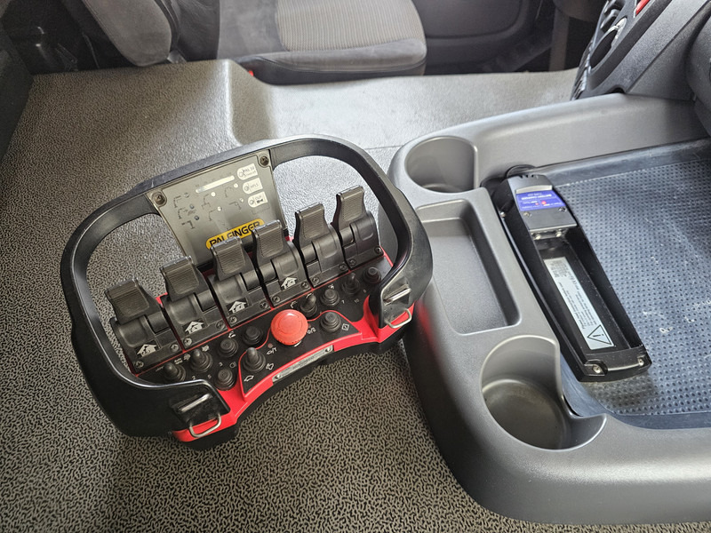 DAF CF 330 6x2 / PALFINGER CRANE / KRAN / CURTAIN - Camion cu macara: Foto 3 DAF CF 330 6x2 / PALFINGER CRANE / KRAN / CURTAIN - Camion cu macara: Foto 3