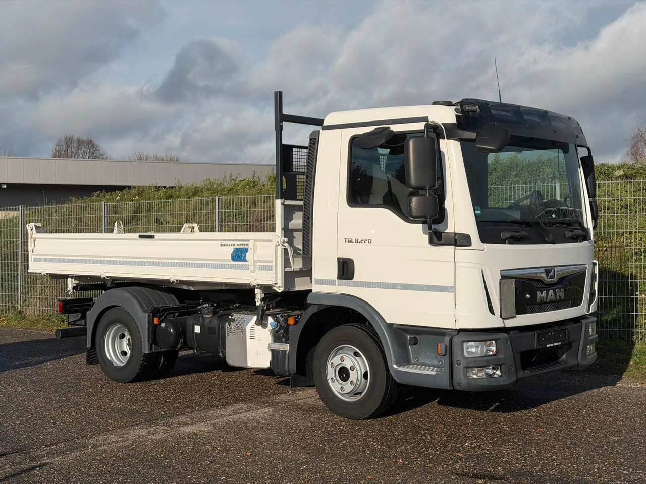 MAN 8.220 4x2 Meiller 3S. Kipper | TOP Zustand! - Autoutilitară basculantă: Foto 5 MAN 8.220 4x2 Meiller 3S. Kipper | TOP Zustand! - Autoutilitară basculantă: Foto 5