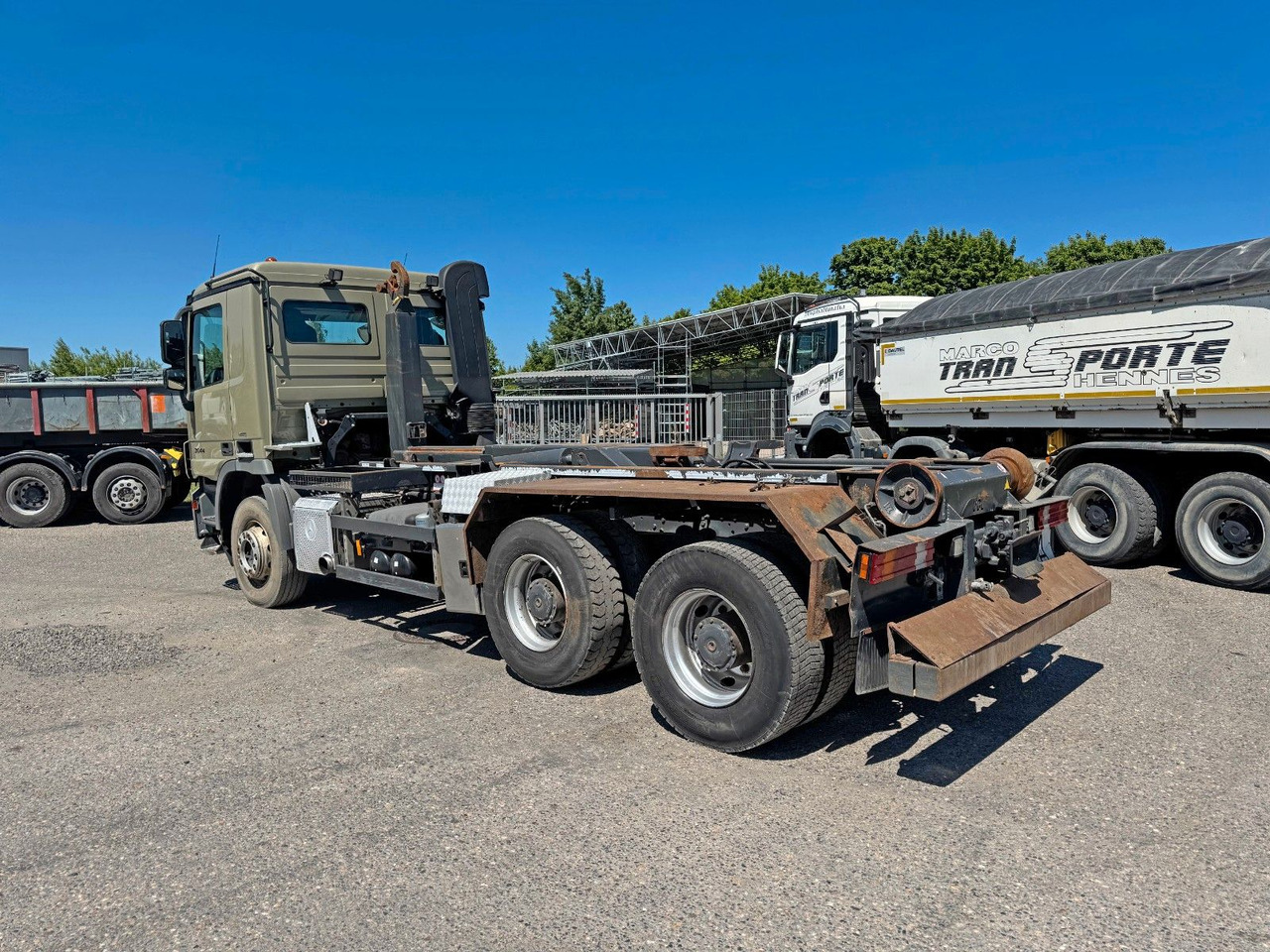 Mercedes-Benz 2644 6X4 VDL Abroller mit 3,90 Radstand Blatt BL - Camion cu cârlig: Foto 1 Mercedes-Benz 2644 6X4 VDL Abroller mit 3,90 Radstand Blatt BL - Camion cu cârlig: Foto 1