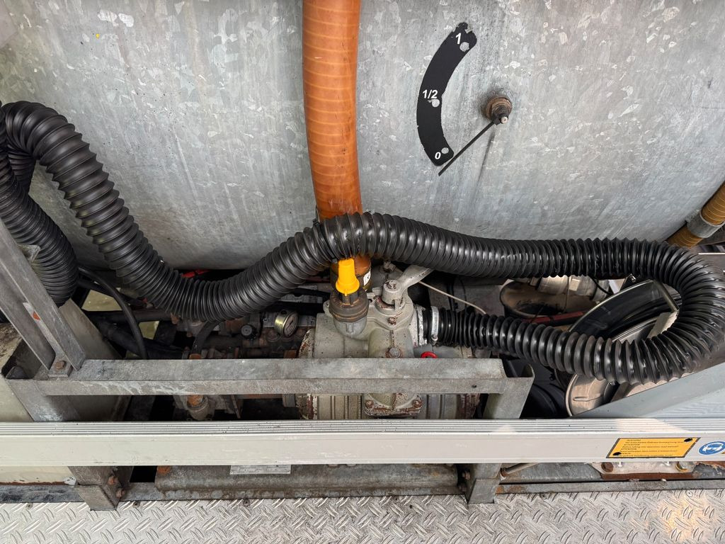 Mercedes-Benz 818 4X2 ROM Toilettenwagen Mercedes-Benz 818 4X2 ROM Toilettenwagen 6 Plätze - Maşină pentru vidanjări: Foto 4 Mercedes-Benz 818 4X2 ROM Toilettenwagen Mercedes-Benz 818 4X2 ROM Toilettenwagen 6 Plätze - Maşină pentru vidanjări: Foto 4