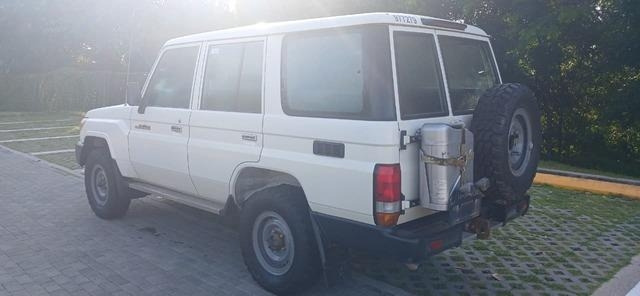 Toyota Land Cruiser 76 - Automobil: Foto 2 Toyota Land Cruiser 76 - Automobil: Foto 2