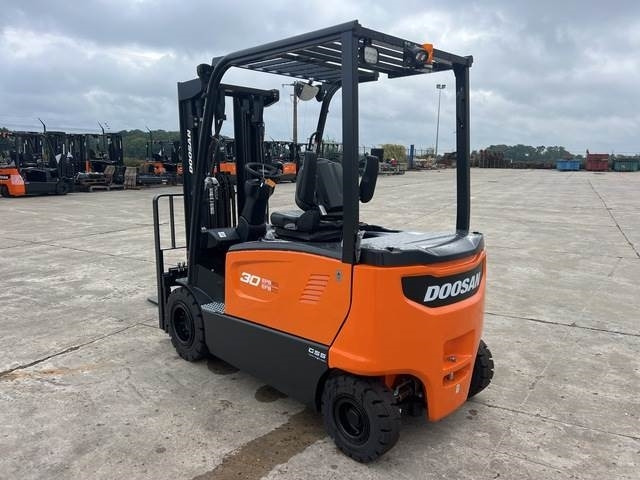Doosan B30X-7 PLUS - Electrostivuitor: Foto 2 Doosan B30X-7 PLUS - Electrostivuitor: Foto 2