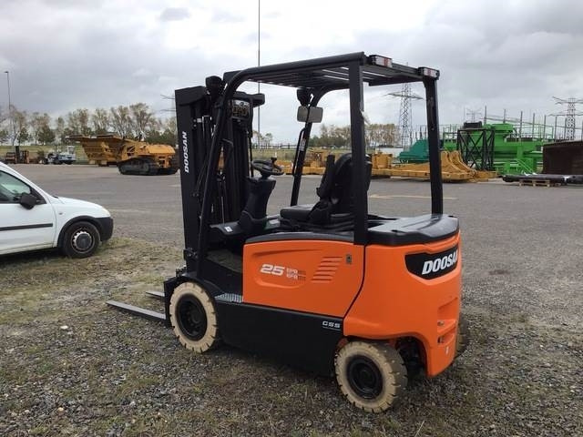 Doosan B25X-7 PLUS - Electrostivuitor: Foto 2 Doosan B25X-7 PLUS - Electrostivuitor: Foto 2