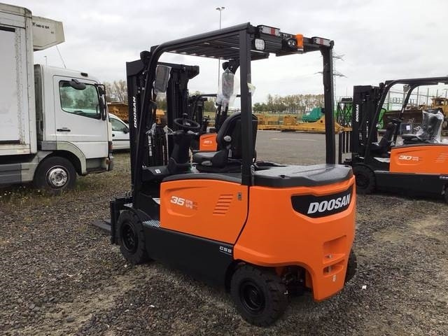 Doosan B35X-7 PLUS - Electrostivuitor: Foto 2 Doosan B35X-7 PLUS - Electrostivuitor: Foto 2