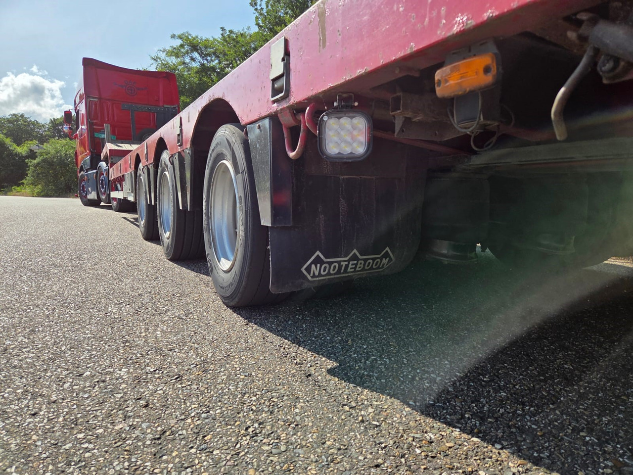 DAF XF 460 FTG 6x2 Super Spacecab + Nooteboom semi-dieplader - Camion şasiu: Foto 5 DAF XF 460 FTG 6x2 Super Spacecab + Nooteboom semi-dieplader - Camion şasiu: Foto 5