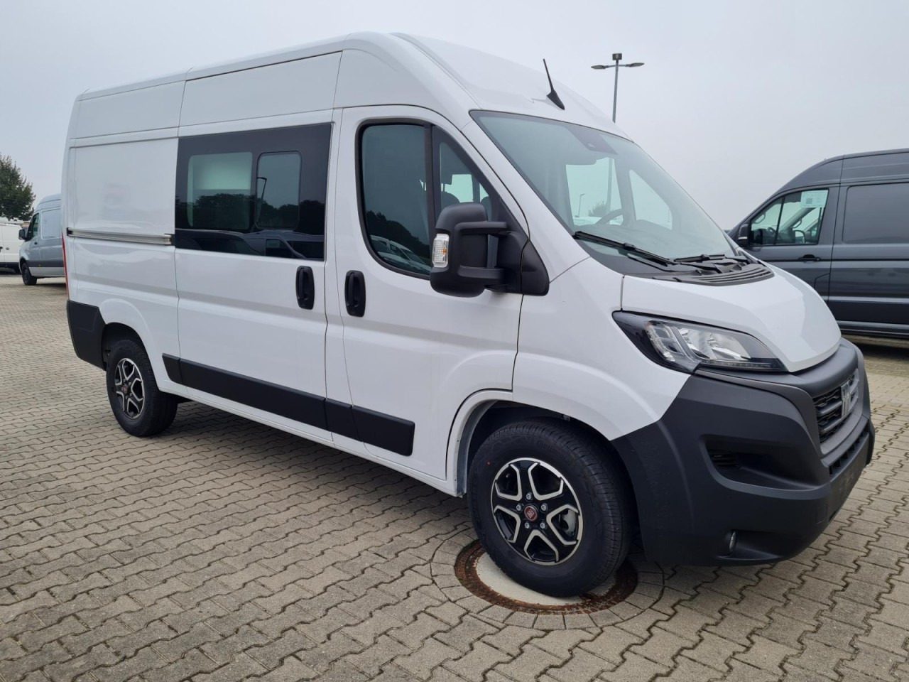 Fiat Ducato 35 Kasten Doka 7-Sitze 2x Schiebetür Maxi L2H2 - Dubă, Autoutilitară cabină dublă: Foto 4 Fiat Ducato 35 Kasten Doka 7-Sitze 2x Schiebetür Maxi L2H2 - Dubă, Autoutilitară cabină dublă: Foto 4