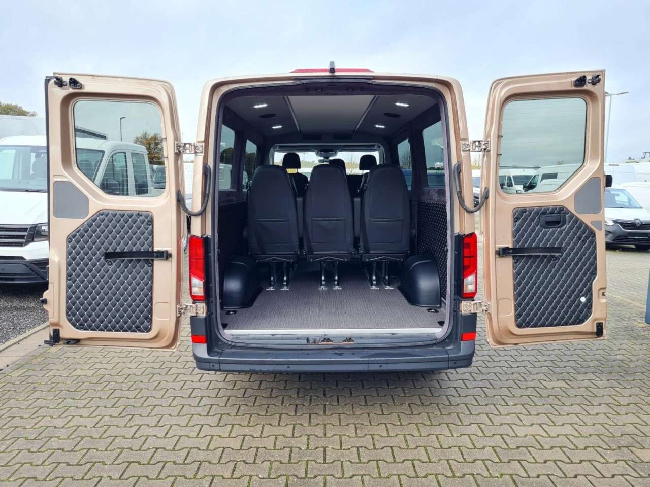 Man TGE 3.180 TDi Kombi 9 Sitze ALU KAMERA LED LEDER Sonderumbau - Microbuz, Transport persoane: Foto 5 Man TGE 3.180 TDi Kombi 9 Sitze ALU KAMERA LED LEDER Sonderumbau - Microbuz, Transport persoane: Foto 5