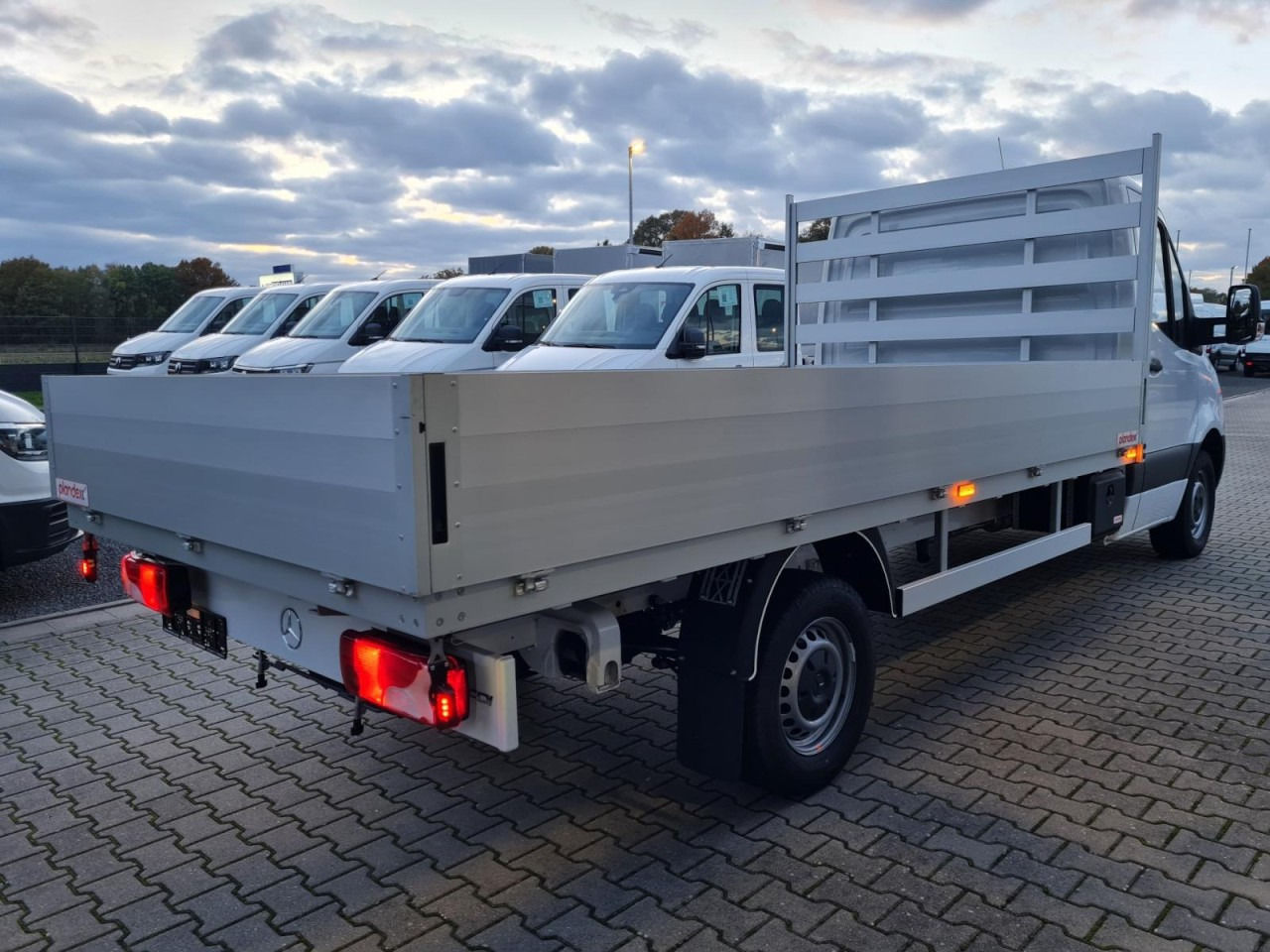 Mercedes-Benz Sprinter 317 CDI Pritsche L3 lang RWD KLIMA TEMPOMAT - Autoutilitară cu platformă: Foto 4 Mercedes-Benz Sprinter 317 CDI Pritsche L3 lang RWD KLIMA TEMPOMAT - Autoutilitară cu platformă: Foto 4